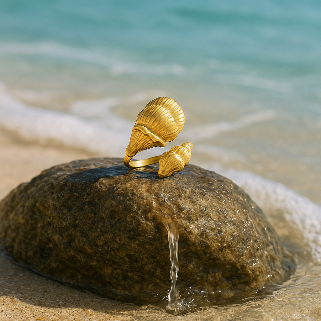 Bague dorée Bahari inspiration coquillage sur rocher au bord de la mer