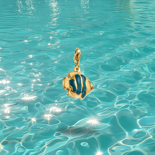 Charms poisson Anya en acier inoxydable doré avec rayures vertes – bijou Bahari