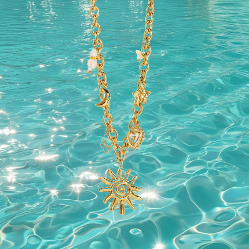 Collier Shemsa Bahari en acier inoxydable doré avec pendentifs soleil, lune, étoile et perles