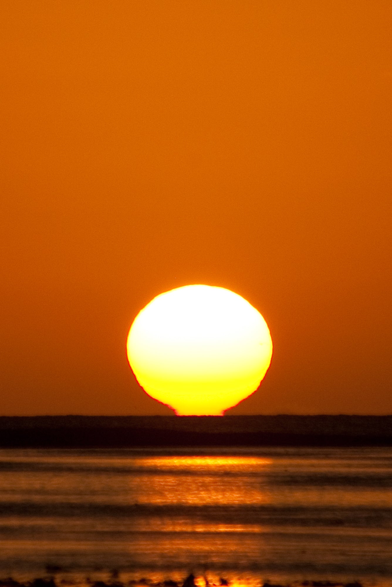 Coucher de soleil doré sur la mer Bahari, ambiance tropicale et chaleureuse